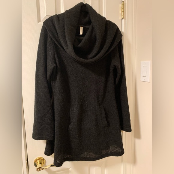 Knit sweater dress/tunic with front pocket detail. - Picture 8 of 8